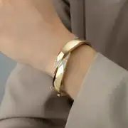 Taş Detaylı Kelepçe 2